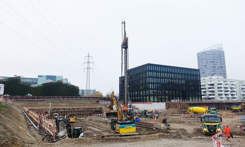 La BG 45 con elica continua, al lavoro sul cantiere del progetto «Three Point», in fase di realizzazione a Dübendorf.