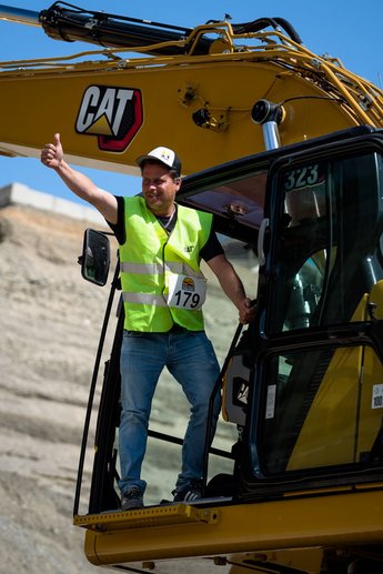 Operator und sein Schienenbagger CATM323