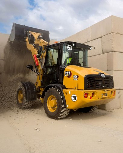 Der Radlader Cat 906 electric erreicht mit voller Lithium-Ionen-Batterie mit 300 Volt und 64 kWh Kapazität bis zu sechs Stunden Einsatzdauer.